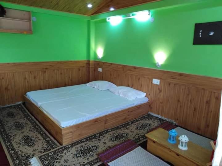 Flying Monk Huts & Restaurant Bed and Breakfast Kyelang Exterior foto
